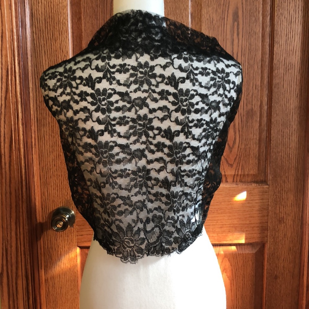 Vintage Lace Wrap w/Fringe - Picture 8 of 8